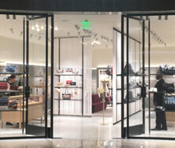 Suited for luxury retail and other demanding commercial settings, heavy fabrication glass from Glasswerks offers durability without sacrificing elegance. 